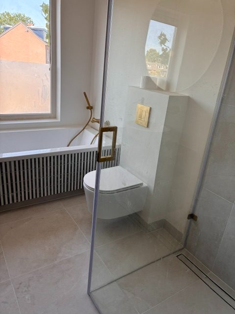 Zwevend toilet en bad met messing kranen
