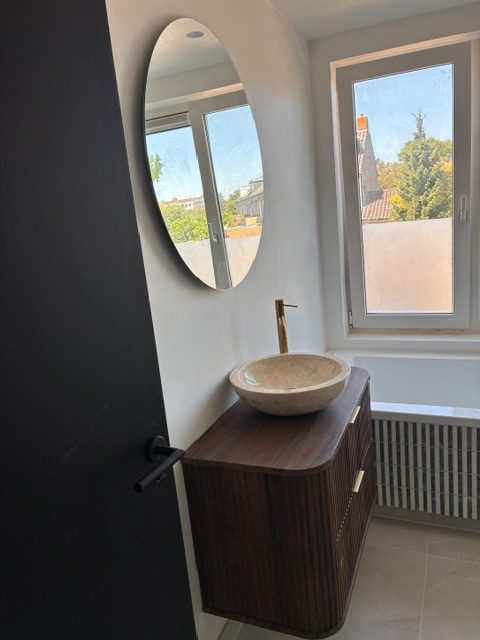Toiletmeubel met natuurstenen waskom en messing kraan