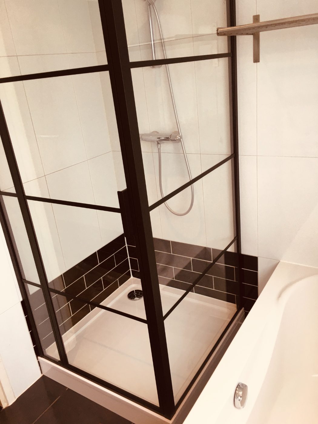 Douchecabine met zwarte profielen, Bilthoven