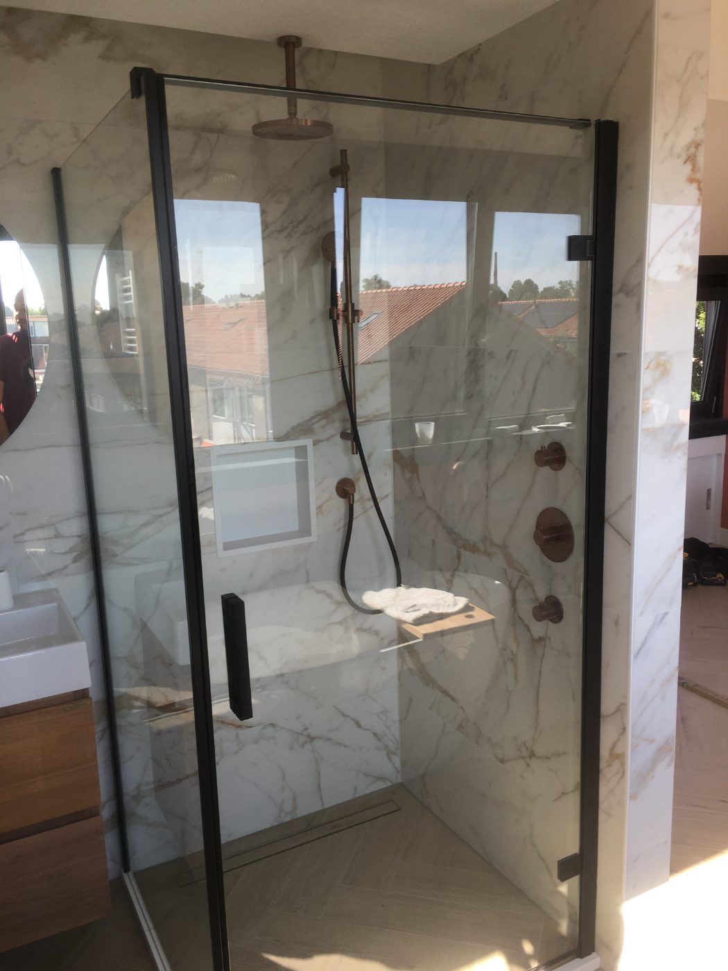 Marmeren inloopdouche met zitbank
