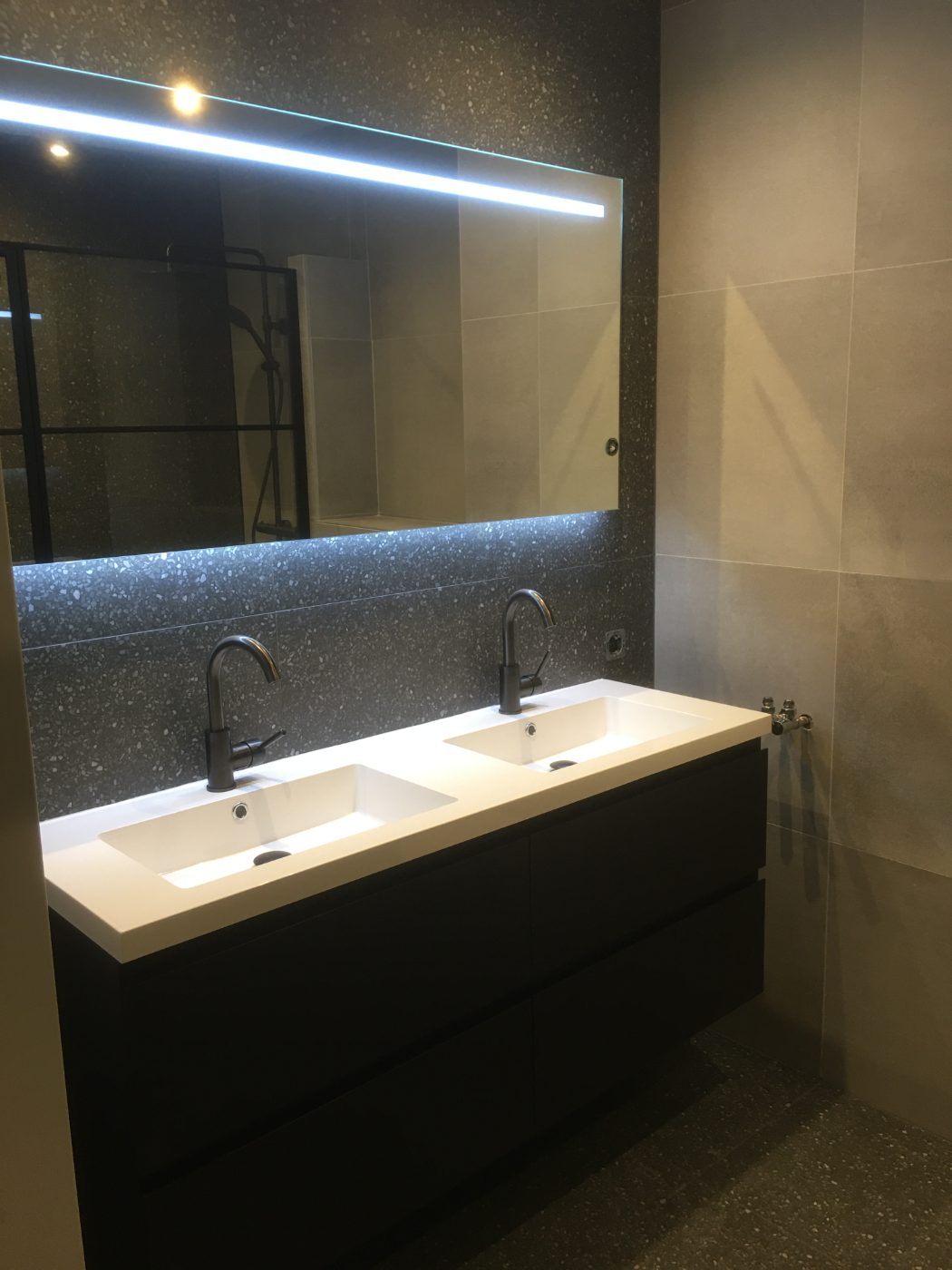 Dubbele wastafel met zwart meubel, Amersfoort