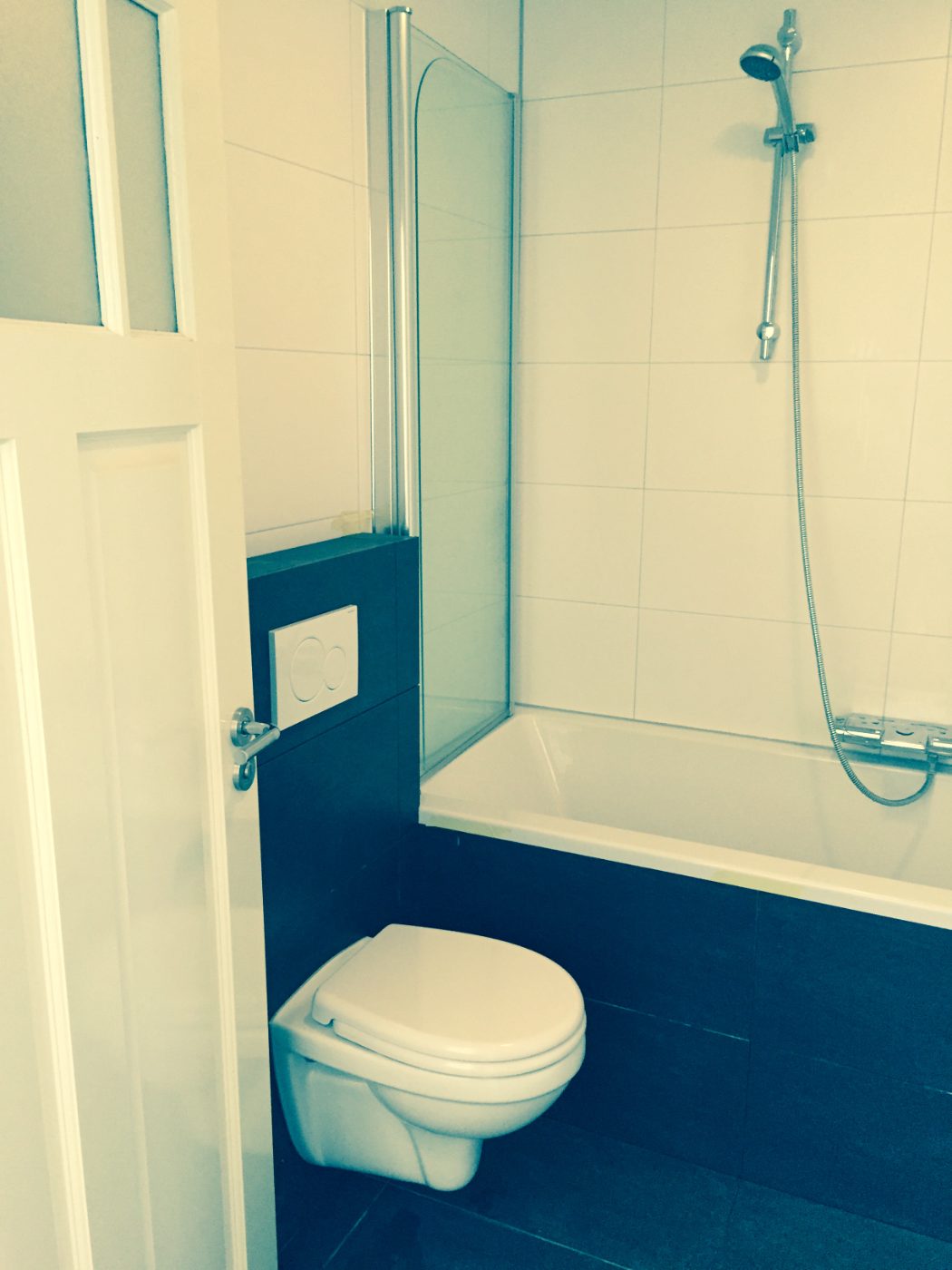 Bad met douche en zwevend toilet, Soest